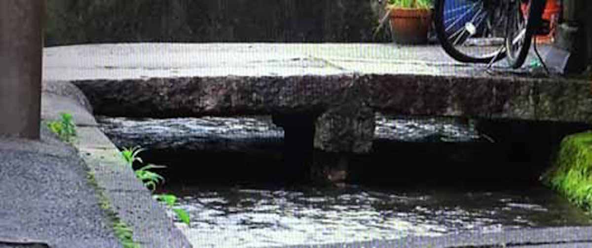 【京都】占用料を払わないといけない水路に架かる「未許可の勝手橋」