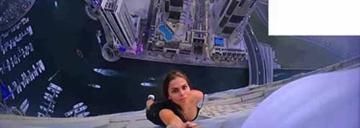 ドバイの超高層ビルでロシア人美女が命綱なしでぶら下がる：とくダネ！【2017/02/21】