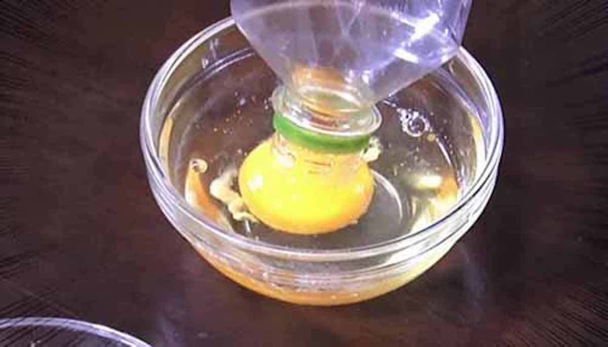 卵の黄身と白身を１秒で分けるにはペットボトルで吸う：ソレダメ！【2017/04/19】