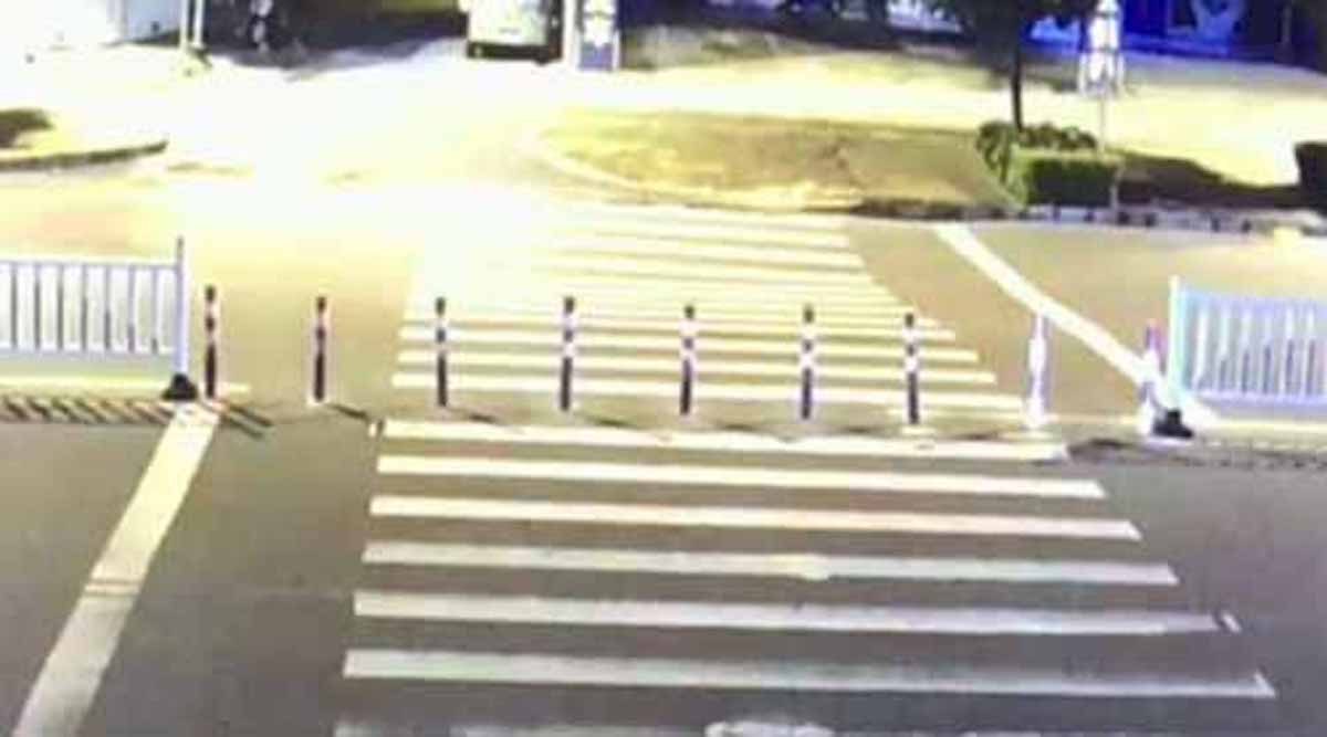 【中国】突然陥没した道路の穴にバイクが落ちたという話：ちちんぷいぷい【2017/08/18】