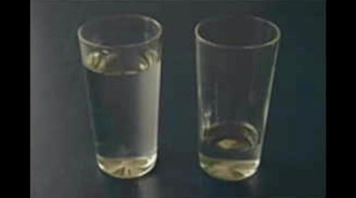 水かさの違う２つのコップ