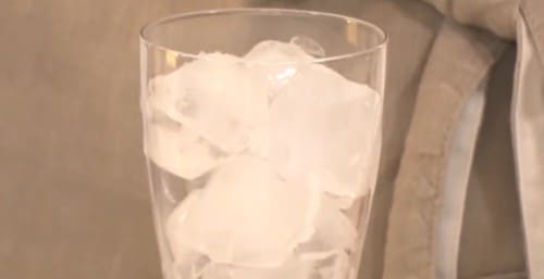 氷が入ったコップ