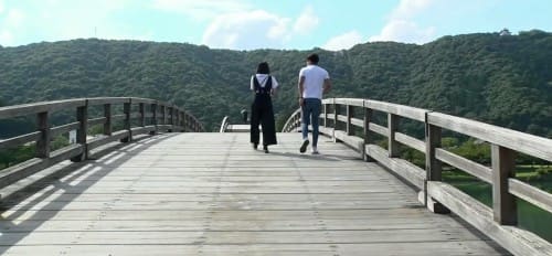 錦帯橋を渡る２人