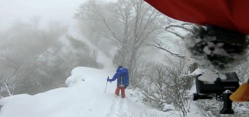雪山の登山道